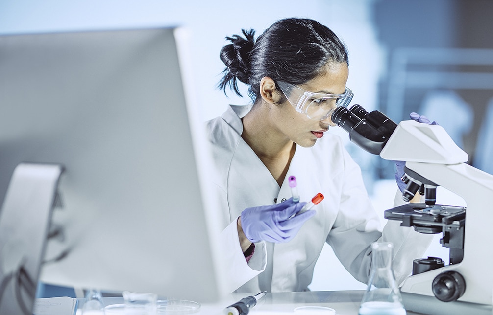 femme regardant dans un microscope